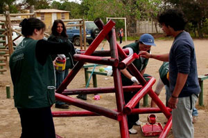 Voluntarios de Nueva Acrópolis en Chile realizan trabajos de pintura y reparación de los juegos recreativos del Hogar La Pelícana.
